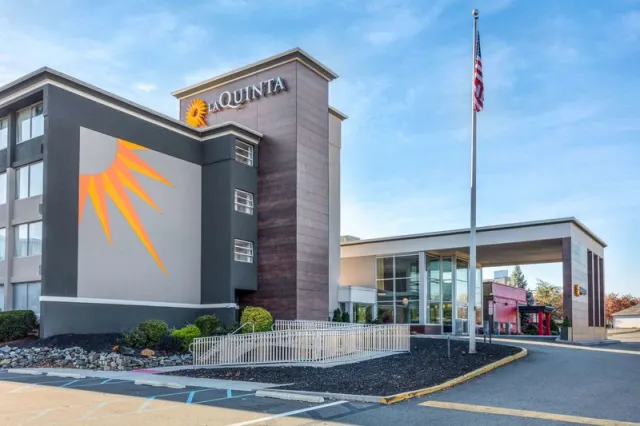 La Quinta Inn  Suites by Wyndham CliftonRutherford - photo 2