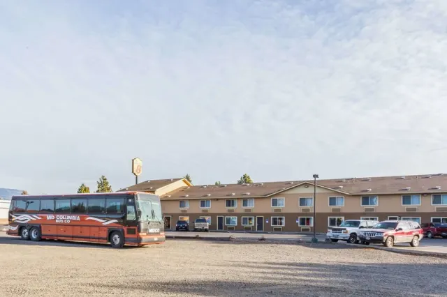 Super 8 by Wyndham LaGrande - photo 2