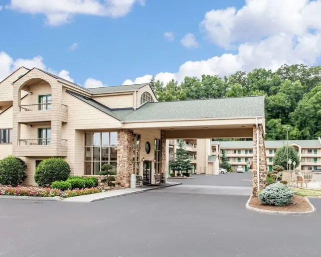 Quality Inn & Suites At Dollywood Lane - photo 2
