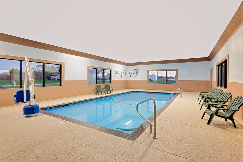 Howard Johnson by Wyndham WaterlooCedar Falls - photo 1