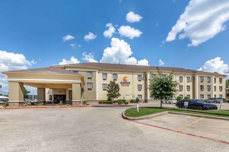 Comfort Suites - photo 1