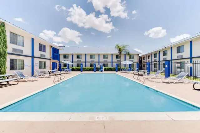 Days Inn & Suites by Wyndham Laredo - photo 2