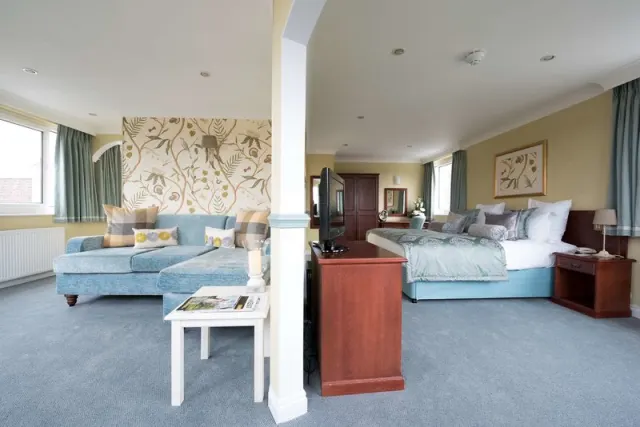 The Bromley Court Hotel - photo 2
