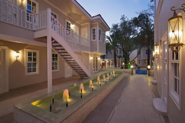 Elegance East Hotel - photo 2