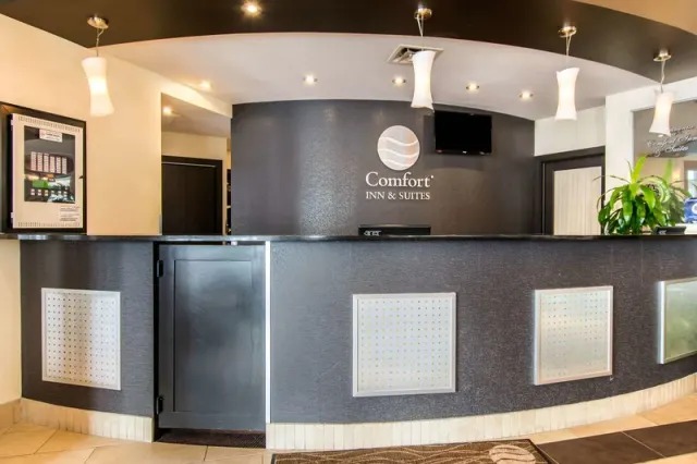 Comfort Inn & Suites - photo 3