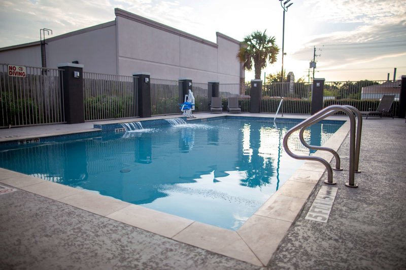 La Quinta Inn & Suites by Wyndham Houston East at Normandy - photo 1