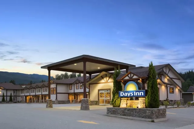 Days Inn & Suites by Wyndham Revelstoke - photo 2