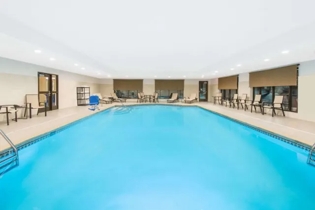 Wingate by Wyndham Niagara Falls - photo 2