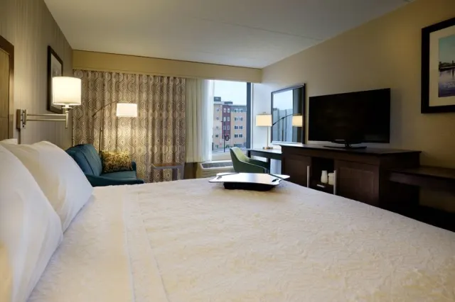 Hampton Inn Green Bay Downtown - photo 4