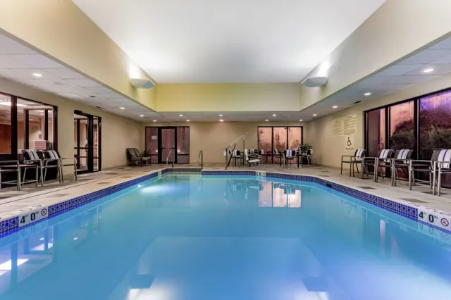 Hampton Inn Milwaukee Airport - photo 2