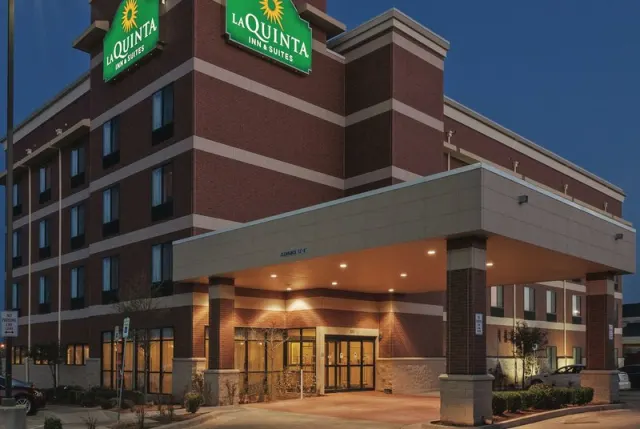 La Quinta Inn  Suites by Wyndham Edmond - photo 4