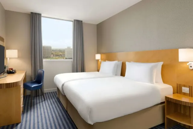 Ramada Hotel & Suites By Wyndham Coventry - photo 4
