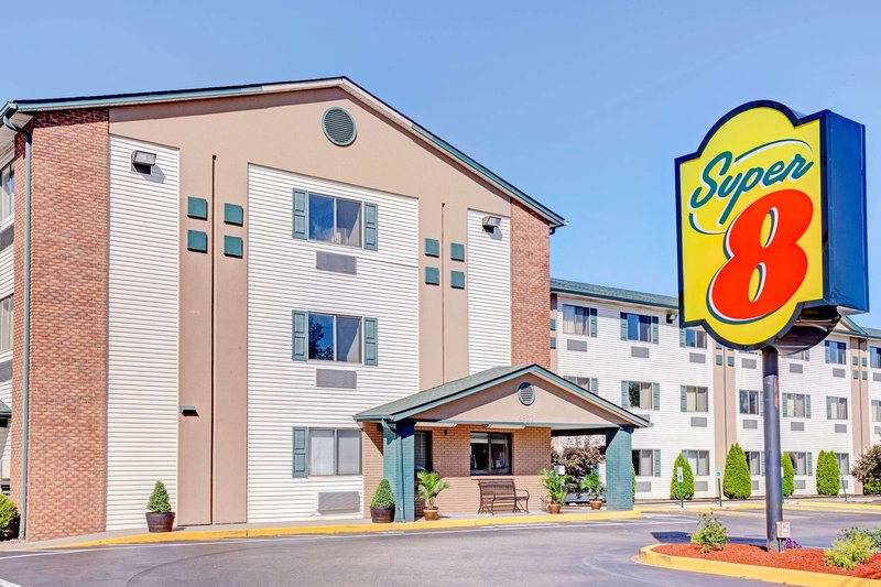 Super 8 by Wyndham Louisville Airport - photo 1