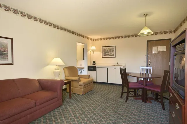 Travelodge by Wyndham Hudsonville - photo 2