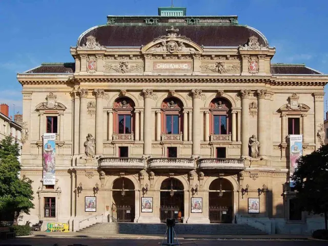 Boutique Lumiere - photo 2