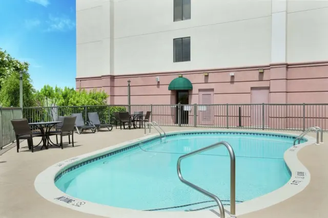 Hampton Inn Columbus North - photo 3