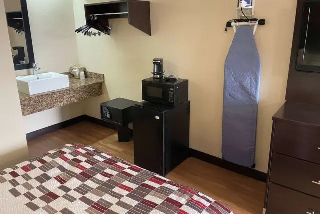 Travelodge By Wyndham HollandToledo - photo 4