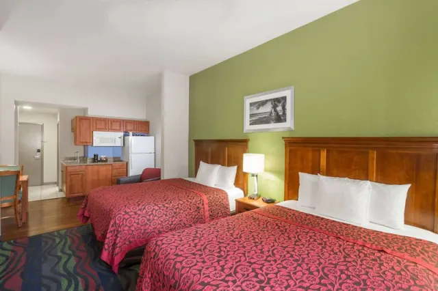 Days Inn by Wyndham Fort Myers - photo 3