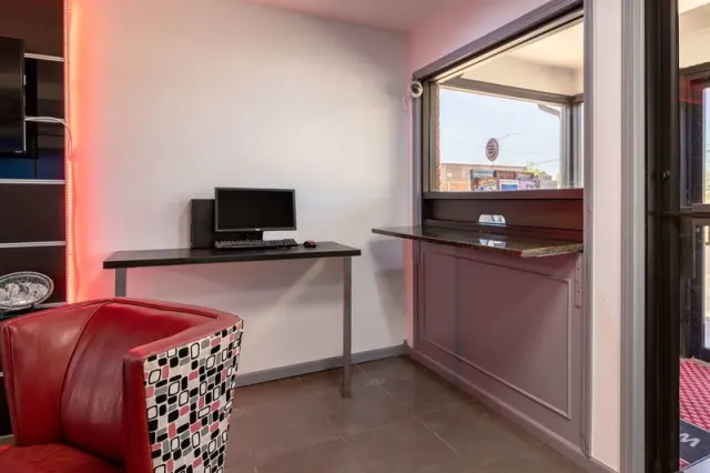 Econo Lodge Inn & Suites - photo 4