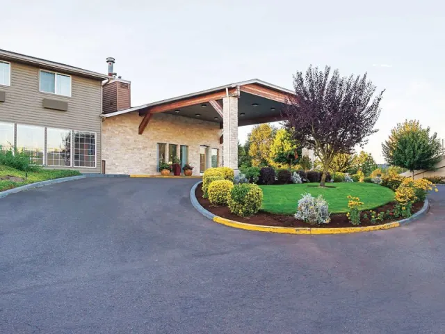 La Quinta Inn  Suites by Wyndham Woodburn - photo 4