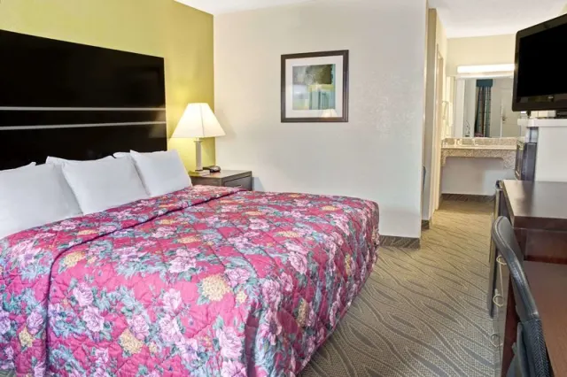Howard Johnson by Wyndham Houston Downtown - photo 3