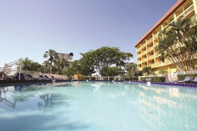 La Quinta Inn & Suites by Wyndham Coral Springs University Drive - photo 3