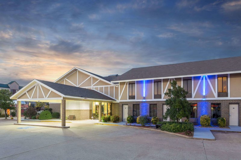 Super 8 by Wyndham Bentonville - photo 1