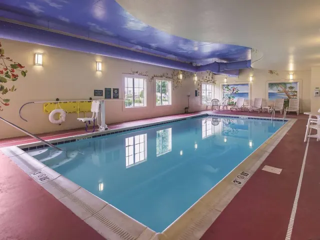 La Quinta Inn  Suites by Wyndham Bowling Green - photo 4