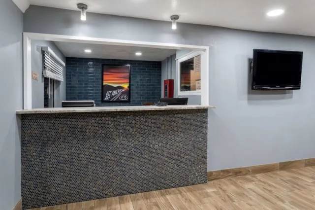 Travelodge Albuquerque - photo 4