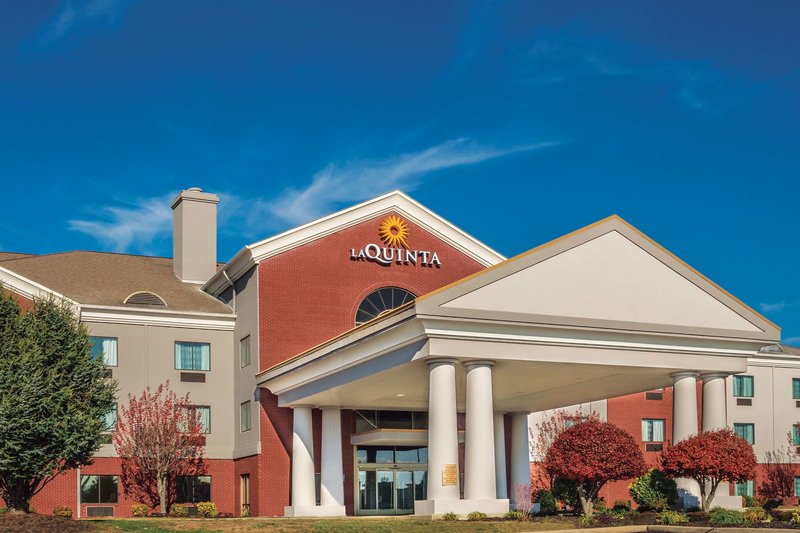 La Quinta Inn & Suites by Wyndham Loudon - photo 1