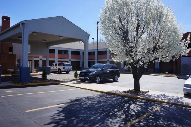 SureStay by Best Western Kansas City Country Inn North - photo 2