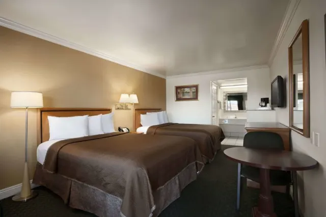 Travelodge by Wyndham San Diego Downtown Convention Center - photo 4
