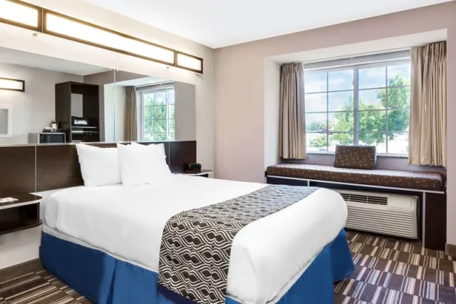 Microtel Inn  Suites by Wyndham Tuscaloosa Near University - photo 2