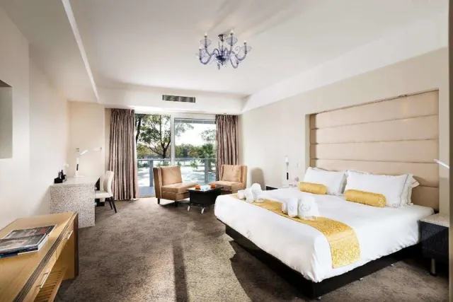 Swan River Hotel - photo 2