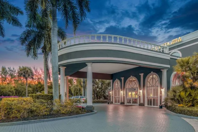 La Quinta Inn & Suites by Wyndham Naples Downtown, Naples