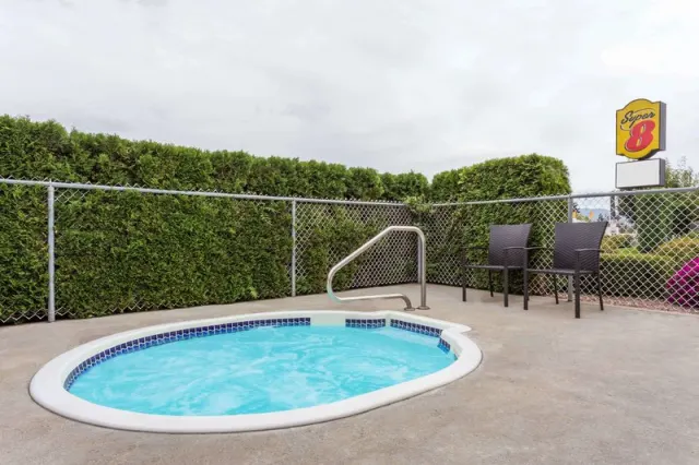 Super 8 by Wyndham Lake Country/Winfield Area - photo 2