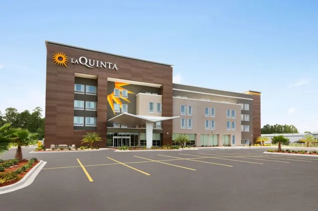 La Quinta Inn  Suites by Wyndham BrunswickGolden Isles - photo 3