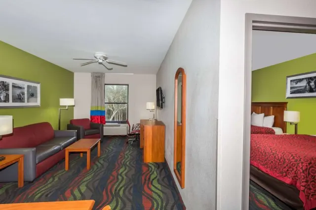 Days Inn by Wyndham Fort Myers - photo 4