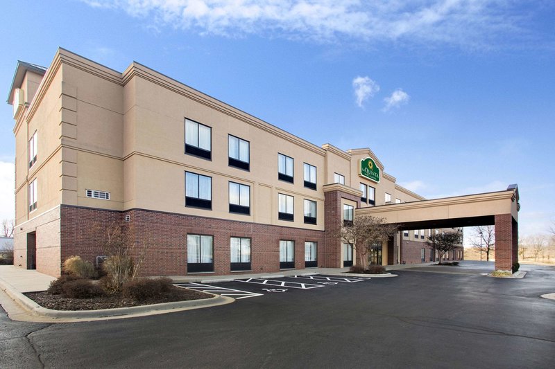 La Quinta Inn & Suites by Wyndham Springfield Airport Plaza - photo 1