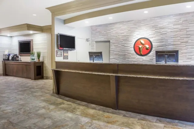 Ramada by Wyndham Cornwall - photo 3