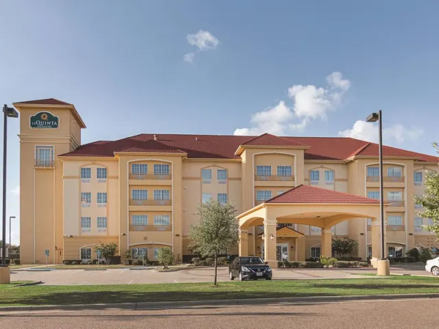 La Quinta Inn & Suites by Wyndham Mt. Pleasant - photo 2