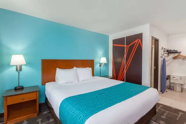 Howard Johnson by Wyndham National City/San Diego South - photo 4