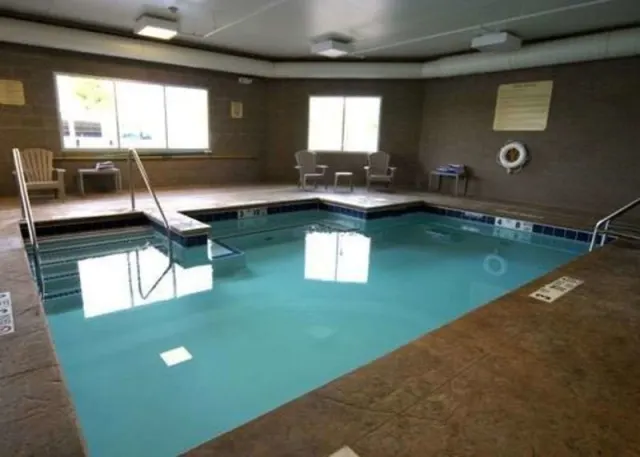 Comfort Inn & Suites - photo 2