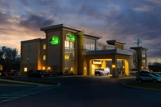 La Quinta Inn  Suites by Wyndham HarrisburgHershey - photo 3