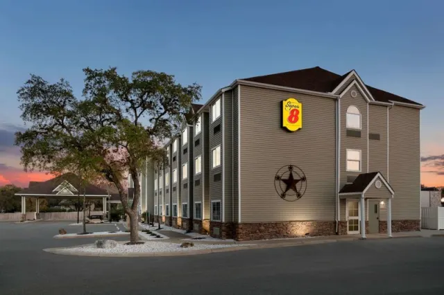 Super 8 by Wyndham San Antonio Airport North - photo 3