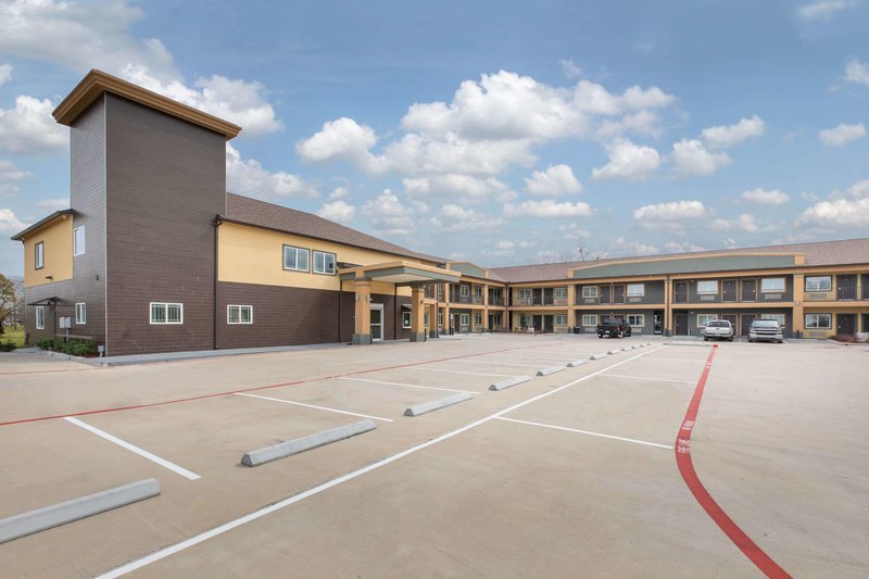 Days Inn and Suites by Wyndham La Porte - photo 1