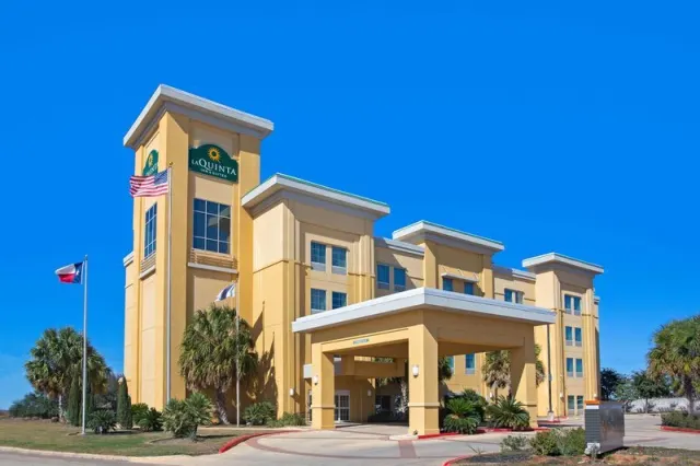 La Quinta Inn & Suites by Wyndham Pearsall - photo 3