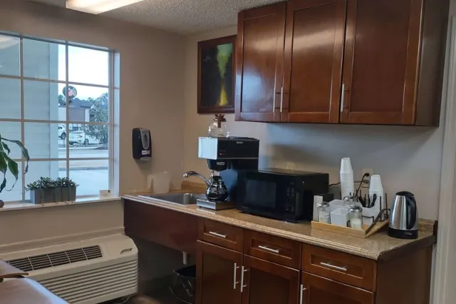 Carom Inn a Travelodge by Wyndham Denham SpringsBaton Rouge - photo 4