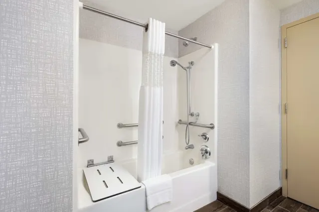 Hampton Inn & Suites Omaha-Downtown - صورة 3