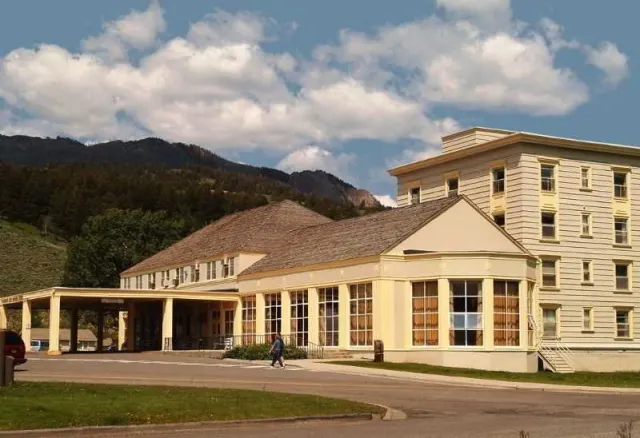 Mammoth Hot Springs Hotel & Cabins - photo 2